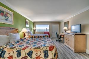 Beachcomber Inn & Suites客房内的一张或多张床位