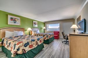 Beachcomber Inn & Suites客房内的一张或多张床位
