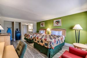 Beachcomber Inn & Suites客房内的一张或多张床位
