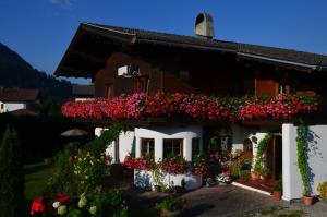 a house with colorful flowers on the roof at Haus Barbara in Söll
