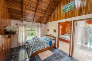 Кровать или кровати в номере Cabañas Valle Campanas - Monteverde, Costa Rica