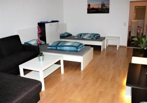 ein Wohnzimmer mit einem Sofa und einem Couchtisch in der Unterkunft Apartment Köln Weiden in Köln