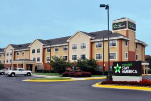 ein Hotel mit einem Schild vor einem Parkplatz in der Unterkunft Extended Stay America Suites - Frederick - Westview Dr in Frederick