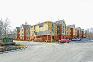 una calle con casas y coches estacionados en la carretera en Extended Stay America Select Suites - Detroit - Novi - Haggerty Road, en Northville