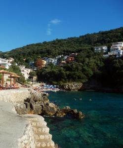 a beach with a view of the water and houses at Apartments Esperanza in Utjeha