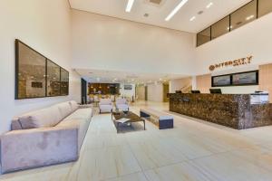 a living room with a couch and a lobby at Intercity Anápolis in Anápolis