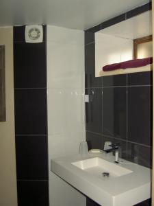 a bathroom with a sink and a mirror at Le Verger Sous Les Vignes in Villeferry