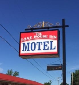 un cartello per il Lake House Inn Motel di The Lake House Inn a Laurie