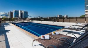 a large swimming pool in a large city at Comfort Suites Brasília in Brasília
