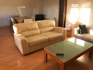 sala de estar con sofá y mesa de centro en Apartamentos El Llombo, en Ontinyent