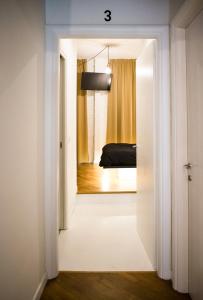 ローマにあるBibi e Romeo's Homeのベッドルームにつながるドア付きの部屋