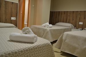 Un pat sau paturi într-o cameră la Hostal El Bugar
