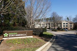 um sinal em frente a um edifício com uma rua em Extended Stay America Suites - Raleigh - Midtown em Raleigh