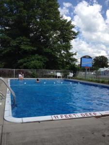 Bazén v ubytování Skaneateles Inn on 20 nebo v jeho okolí