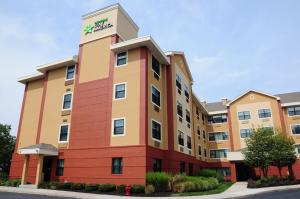a hotel building with a sign on top of it at Extended Stay America Suites - Elizabeth - Newark Airport in Elizabeth
