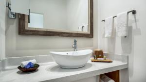 Bathroom sa Waves Hotel and Spa by Elegant Hotels - All-Inclusive