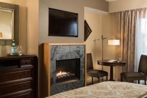 a hotel room with a fireplace and a television at 16 Bay View in Camden