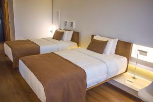 Esplendor by Wyndham Asuncion tesisinde bir odada yatak veya yataklar