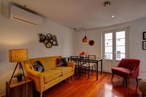 リスボンにあるGreat Duplex Apartment in Alfamaのリビングルーム(ソファ、テーブル付)