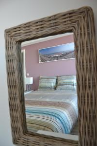 - un miroir réfléchissant le lit dans la chambre dans l'établissement Beach Apartment Ikusasa, à Zandvoort