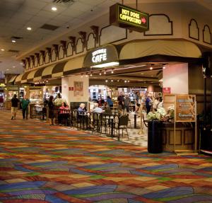 Don Laughlin's Riverside Resort & Casino في لافلين: مول تجاري فيه ناس جالسين على الطاولات فيه