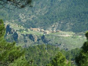 Albergue Los Chorros في ريوبار: قريه على جانب جبل