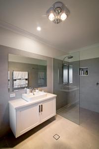 ein Bad mit einem Waschbecken und einer Dusche in der Unterkunft Brockenchack Vineyard Bed & Breakfast in Mount McKenzie