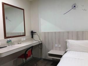 Postel nebo postele na pokoji v ubytování Tambun Inn Hotel