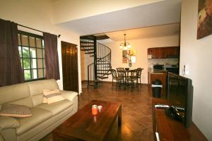 ein Wohnzimmer mit einem Sofa und einem Tisch in der Unterkunft Punta Chame Club and Resort in Pajonal