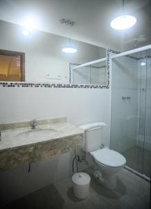 uma casa de banho com um WC, um lavatório e um chuveiro em Pousada Maré Mansa em Paraty