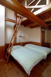 a bunk bed with a ladder in a room at とびた荘 #小学生以下は宿泊不可# in Oarai