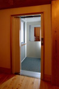 an open door into a room with a hallway at とびた荘 #小学生以下は宿泊不可# in Oarai
