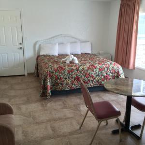 een slaapkamer met een bed met een knuffeldier erop bij Pyramid Resort Motel in Wildwood Crest