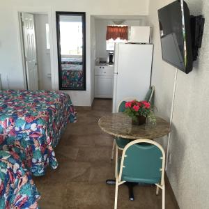 Zimmer mit einem Bett, einem Tisch und einem Kühlschrank in der Unterkunft Pyramid Resort Motel in Wildwood Crest