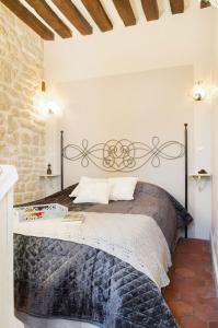 - une chambre avec un grand lit dans l'établissement Le Diamant En Isle, à Paris