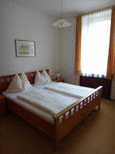 a bedroom with a large bed with a large window at Donau-Rad-Hotel Wachauerhof in Marbach an der Donau