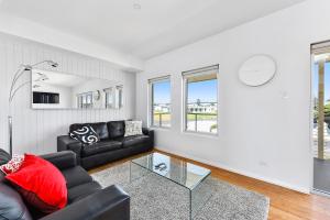 O zonă de relaxare la Aloha Waterfront Properties