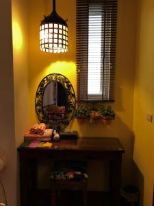 un espejo sentado en una mesa en una habitación en Hualien Paris Home B&B, en Hualien City