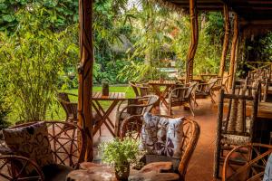 Um jardim no exterior de Hotel Manavai