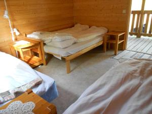 een kamer met 2 bedden in een houten hut bij Söderhagen Camping och Gästhem in Eckerö