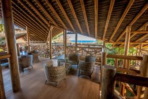 Um restaurante ou outro lugar para comer em Hotel Manavai