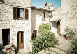 un edificio de piedra con puerta y ventana en Borgo San Valentino en Arrone