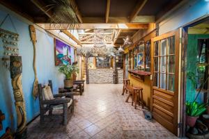 Um restaurante ou outro lugar para comer em Hotel Manavai