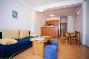 A seating area at Apartments Alen