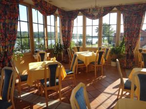 a restaurant with tables and chairs and windows at Donau-Rad-Hotel Wachauerhof in Marbach an der Donau