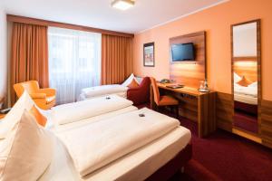 Postel nebo postele na pokoji v ubytování Hotel Isartor