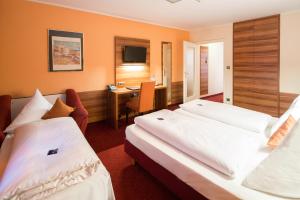 Postel nebo postele na pokoji v ubytování Hotel Isartor