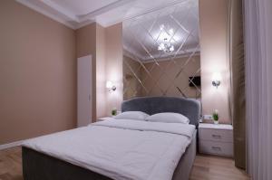 リヴィウにあるApartment - Medova 9のベッドルーム1室(大型ベッド1台、青いヘッドボード付)