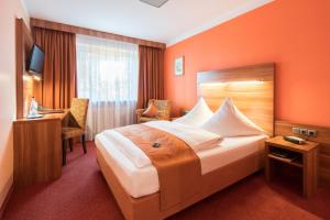 Postel nebo postele na pokoji v ubytování Hotel Isartor