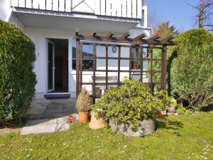 a house with a gate and some plants in the yard at Fewo B am Kurpark in Willingen